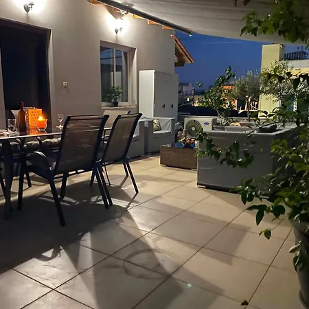 Cozy With Large Private Terrace פאטרה